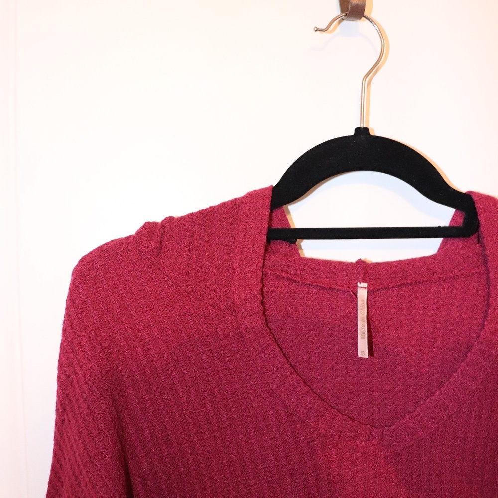 V-neck pink / maroon sweater hoodie top